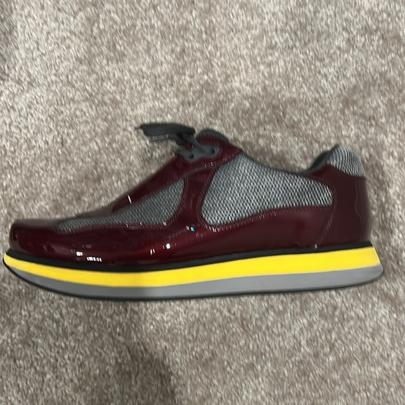 Prada - Picture 2 of 4